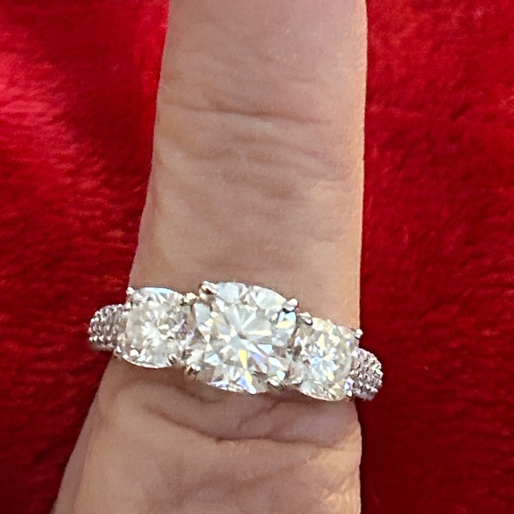 Luxury 4.00 CTW Moissanite Diamond 3 stone ring size 9 - Picture 1 of 7